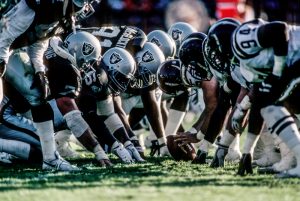 Chiefs resilientes superan a Raiders en emocionante duelo