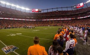 Broncos domina a los Panthers en apuros 28-14
