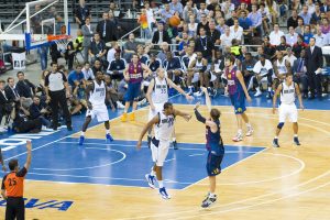 Irving y Thompson lideran victoria de Mavericks sobre Jazz tras grave lesión de pierna
