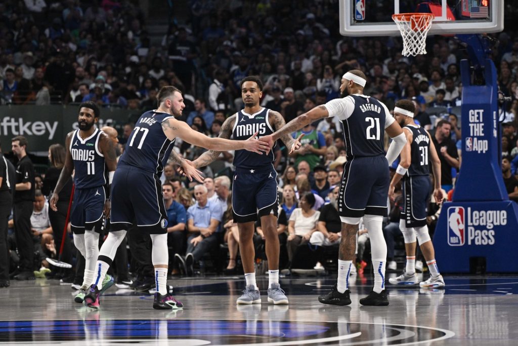 Mavs aportan profundidad en choque con Rockets