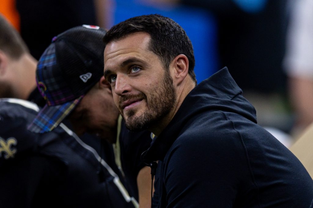 QB de Saints, Derek Carr (oblicuo), entrena, jugará vs. Panthers