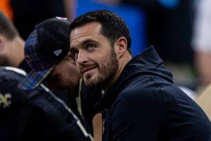 QB de Saints, Derek Carr (oblicuo), entrena, jugará vs. Panthers