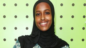 Iqra Ismail: Futbolista musulmana volverá a jugar en pantalón de chándal