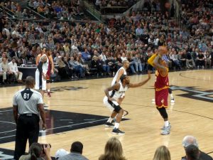 Wembanyama y Paul dominan: Spurs vencen a Jazz en la NBA