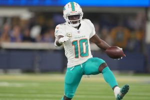 El WR de los Dolphins, Tyreek Hill (muñeca), planea jugar, afirma que hay tratamiento quirúrgico en el escritorio