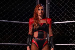 Cuando el mito de la WWE se salió del guión y besó a Becky Lynch en la televisión en vivo