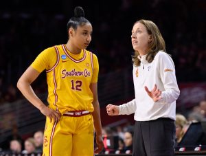 El No. 3 USC supera a Santa Clara para vivir invicto