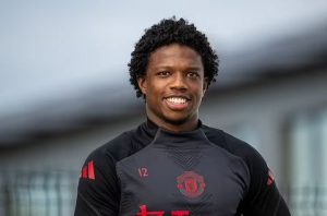 El largo camino de Tyrell Malacia ayuda al Manchester United