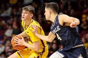 Dawson García ayuda a Minnesota a defenderse de Yale