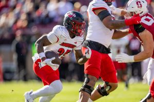 Lista de verificación: Louisville RB Isaac Brown lesionado, fuera contra Stanford