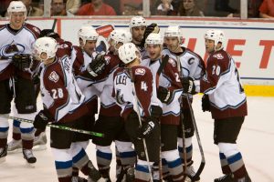 Las capitales dominan Avalanche en una emocionante victoria por 5-2: una noche de giros y triunfos