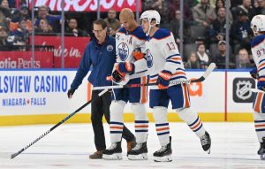 Oilers D Darnell Nurse (cabeza) fuera 5-10 días después del golpe