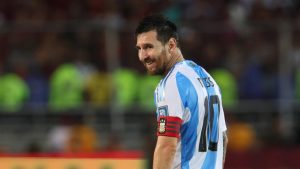 La leyenda que reveló que Messi “lo persiguió” para pedirle su camiseta en medio de un partido | Sporting News Spain