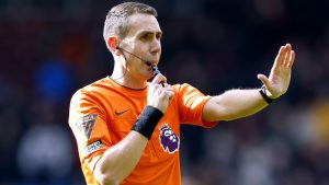 David Coote: la FA investiga las acusaciones de que el árbitro mencionó que había dado una tarjeta amarilla antes del partido Leeds-West Brom