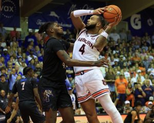 El No. 4 Auburn supera a Memphis para acumular el título de Maui