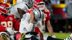 Viernes sin luz de la NFL: los Kansas City Chiefs logran una victoria de 22 en los playoffs con una dramática acumulada de 19-17 sobre Las Vegas Raiders
