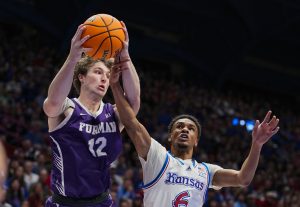 El No. 1 Kansas abruma a Furman en la segunda mitad y gana 86-51