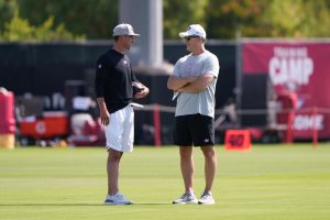 Gerente General de los 49ers: Tranquilo con la charla de Kyle Shanahan sobre el ‘asiento caliente’