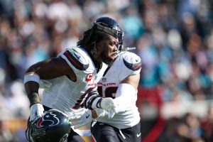 “Indefinidamente. Tiene un historial de ser un jugador sucio”: los fanáticos de la NFL votan para que el LB Azeez Al-Shaair de los Texans sea suspendido por completo