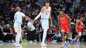 Wembanyama ayuda a que Chris Paul alcance un hito legendario durante la victoria de Spurs | Sporting News Spain