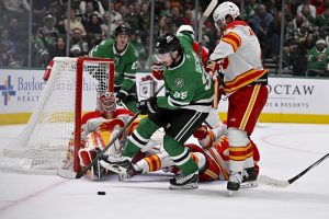 Roope Hintz rompe el empate mientras las estrellas se alejan mucho de Flames