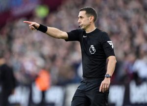El árbitro de la Premier League David Coote fue despedido tras acusaciones de mala conducta