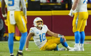 El mariscal de campo de los Chargers, Justin Herbert, lidia con una aflicción en el tobillo y una contusión en la pierna