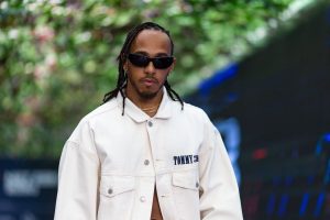 FOTO: Lewis Hamilton arrasa la escena de estilo en Abu Dhabi con un traje completamente blanco antes del cambio de Ferrari