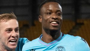 St Johnstone 2-3 St Mirren: Roland Idowu convierte una patada detrás para asegurar la victoria en un thriller de cinco goles