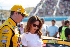 Samantha, la socia de Kyle Busch, hace alarde de botas de tacón alto y chaqueta de cuero ‘taco percibir’