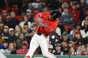 Los Piratas originan al IF/OF Enmanuel Valdez de los Medias Rojas