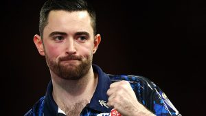 Campeonato Mundial de Dardos: Luke Humphries realiza 9 etapas seguidas y navega hacia la victoria mientras comienza la defensa del título