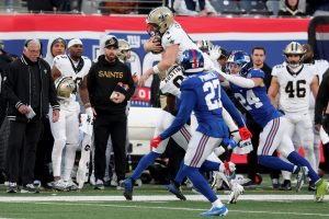 Archivo: El mariscal de campo de los Saints, Derek Carr, ‘ya no va’ a venir a echar una mano esta temporada