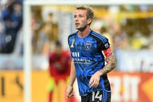 Luz de señal de revolución Capitán de los Quakes Jackson Yueill