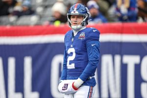 El mariscal de campo de los Giants, Drew Lock, en la fila para inaugurar contra los Falcons