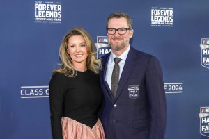 Dale Earnhardt Jr. y su esposa Amy descubren la receta de ‘algo pequeño’ antes de Navidad
