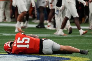 El mariscal de campo de Georgia, Carson Beck, se somete a una cirugía de hombro y está fuera del CFP