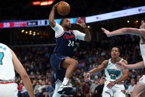 Los Scuffling Warriors se esfuerzan por derrotar a los sólidos Clippers