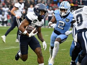 UConn rompe la maldición del ACC y vence a Carolina del Norte en el Fenway Bowl