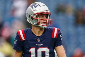 El mariscal de campo de los Patriots, Drake Maye, fue revisado por dolor de cabeza y regresa al deporte