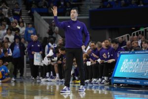 Washington se recupera de la sorpresa y supera al NJIT