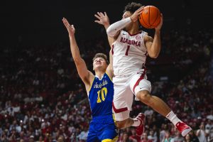 Aden Holloway explota cuando el número 5 de Alabama pasa sobre Dakota del Sur