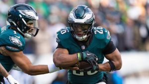 ¿Quién es el corredor con más yardas por tierra en una temporada de la NFL? | Carrying News Spain