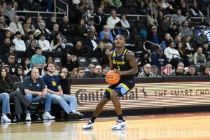 Kam Jones, número 8 de Marquette, ayuda a la residencia para enfrentar al inconsistente Creighton