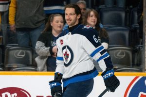 Jets D Colin Miller (fractura de laringe) fuera al menos dos semanas