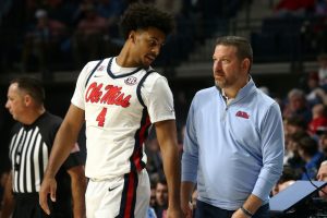 El No. 23 Ole Omit en busca de la primera opción callejera de la SEC en Arkansas