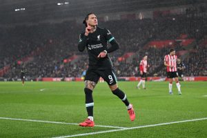 La estrella del Liverpool, Darwin Núñez, parece admirar la publicación en las redes sociales que le pide que se cambie a competidores de la UCL.