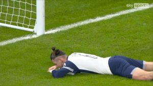 ¡Dragusin, el héroe, mientras el defensor despeja la mitad de la volea de Trent fuera de la línea!