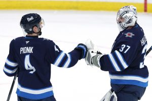 Resumen de la NHL: Connor Hellebuyck de los Jets gana tres centésimas acumuladas