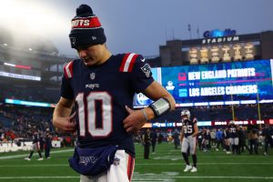 Hazaña original de asesoramiento doloroso de la Semana 18 de los England Patriots. Drake Maye, Ja’Lynn Polk, Christian González y más